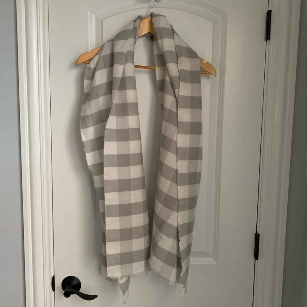GAP: Gray & White Plaid Scarf